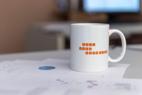 Excel-Arbeitszeiterfassung programmieren Eine Tasse, die Arbeitszeit und Pause symbolisiert.