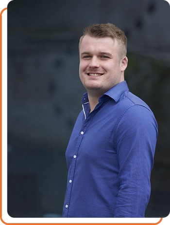 Torben Steinig Unser Spezialist für Datenbanken, Power Apps und Power Automate steht vor Glastür