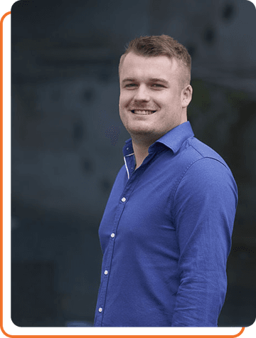 Torben Steinig Unser Spezialist für Datenbanken, Power Apps und Power Automate steht vor Glastür