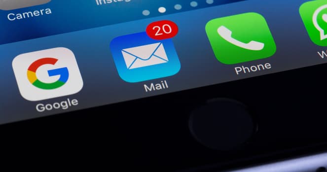 Automatisiert E-Mails aus Excel oder Access versenden Ausschnitt von Handydisplay mit Fokus auf Mail-App