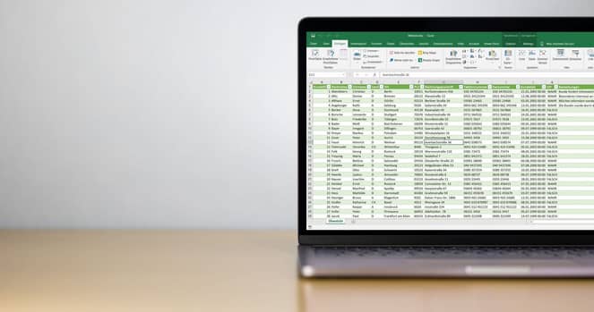 Bildschirm mit ausgedruckten Excel Analysen der ASC Dateien