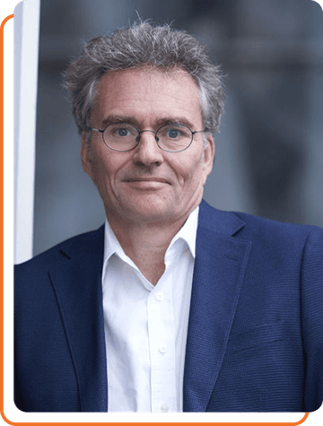 Der Geschäftsführer mit dem Schwerpunkt Excel VBA und MS-Project steht vor dem Eingang